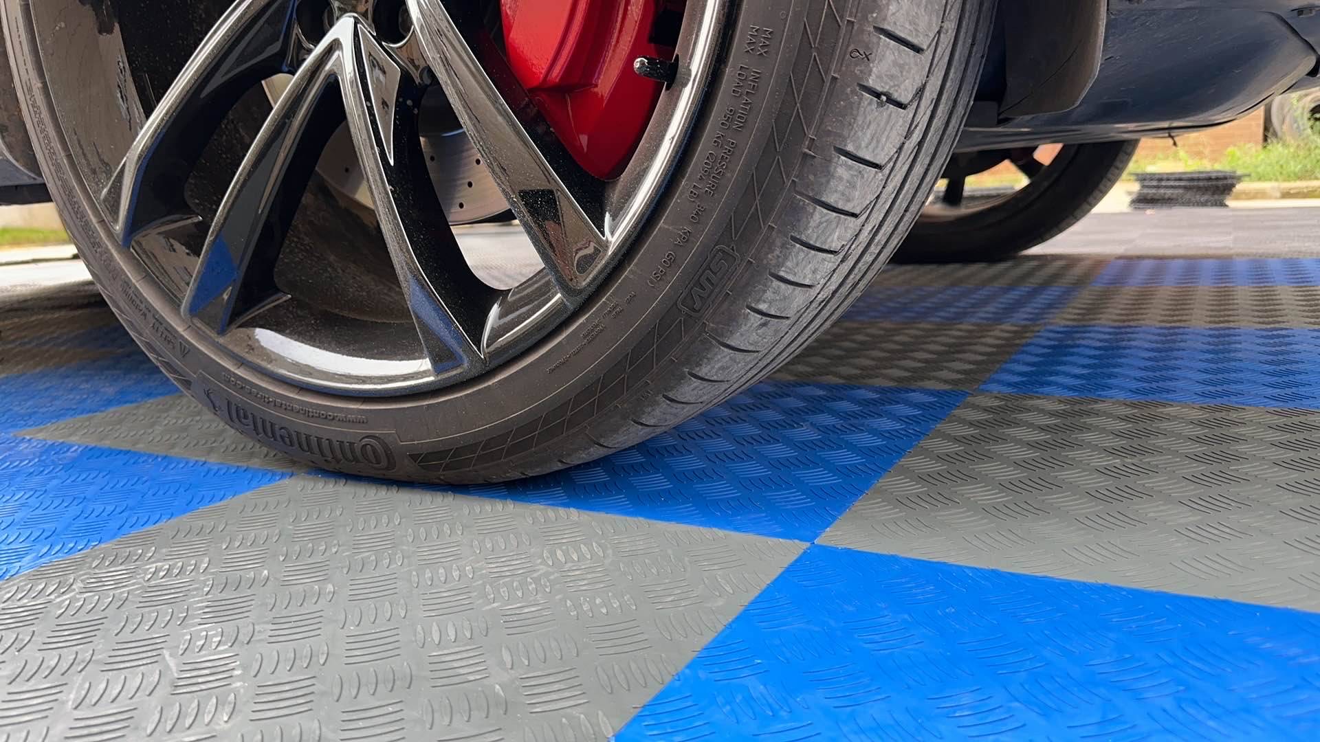 1.8 cm diamond-encrusted solid flooring