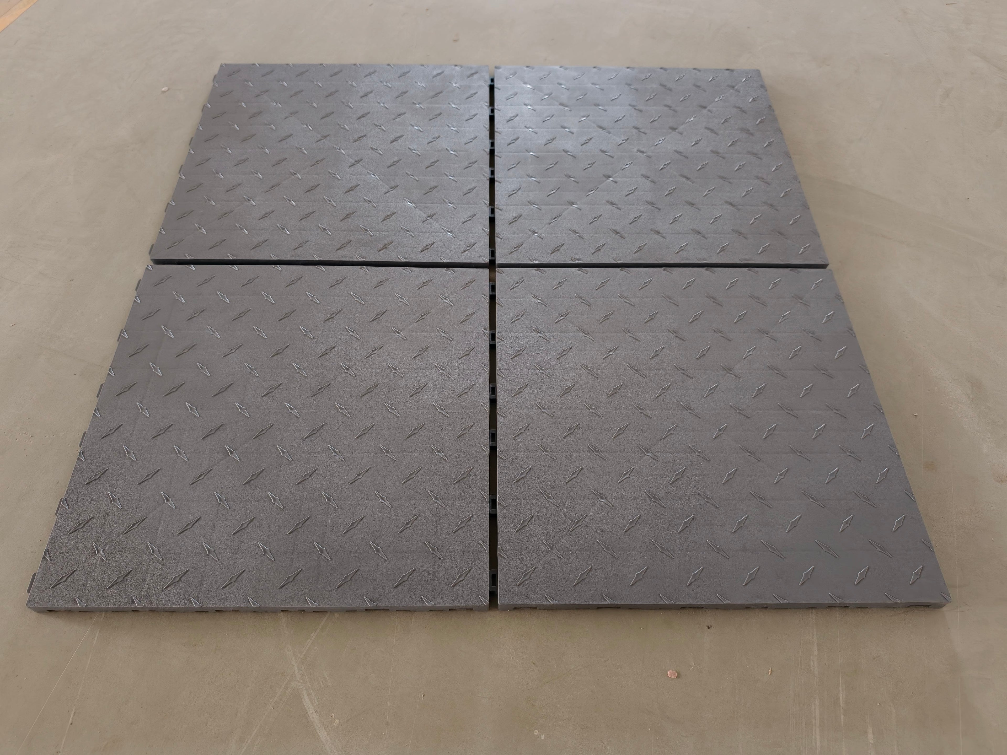 1.8 cm diamond-encrusted solid flooring