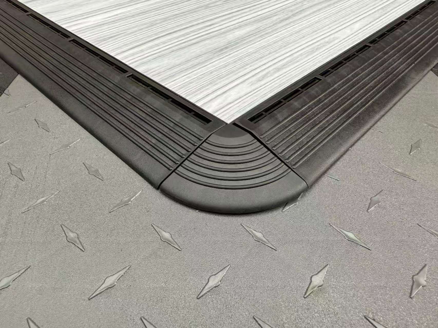 Wood Grain 1.8cm PP Interlocking Floor Grate | 40x40cm Non-Slip Garage Tile